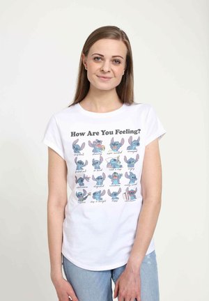 Hvid bomulds t-shirt med et farverigt print af Stitch-figurer, der udtrykker forskellige følelser, med rund halsudskæring og korte ærmer.
