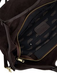 Brun ruskindstaske med lynlås i læder. Indvendigt er der sort stoffor med gentaget "Venezia"-logo og en lynlåslomme.