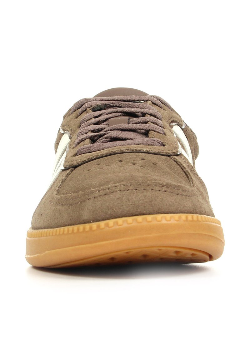 Braune Wildleder-Sneaker mit einer Gummisohle, Schnürdesign, perforierter Zehenpartie und kontrastierenden weißen Akzenten an den Seiten.