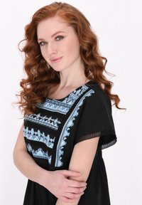 Zwarte jurk met blauwe geborduurde details, voorzien van een ronde halslijn en korte, met kant afgewerkte mouwen. Soepele stof, knielange silhouet.