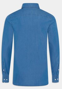 Chemise bleu à manches longues en denim. Dotée d'un col, de poignet boutonné, et d'un ourlet droit. Texture lisse sans motifs visibles.