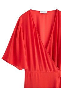 Rød omslagskjole med korte ærmer, v-hals og let, flydende stof. Har en blød tekstur og enkel design, velegnet til forskellige anledninger.