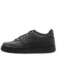 Černé tenisky Nike Air Force 1 s hladkým koženým svrškem, šněrováním, perforovanou špičkou a texturovanou gumovou podrážkou.