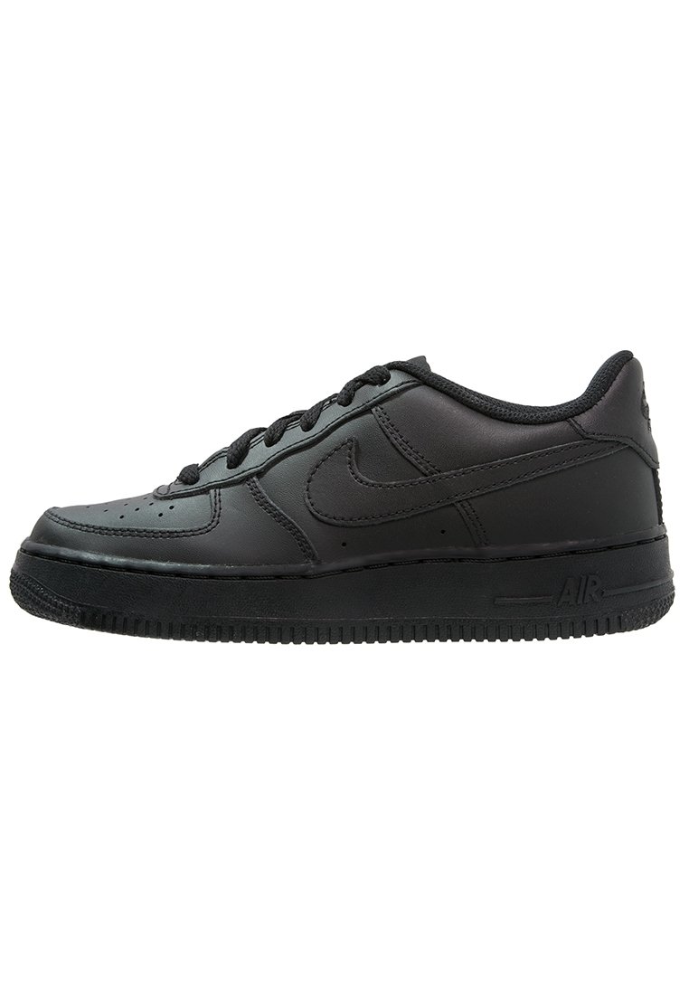 Černé tenisky Nike Air Force 1 s hladkým koženým svrškem, šněrováním, perforovanou špičkou a texturovanou gumovou podrážkou.