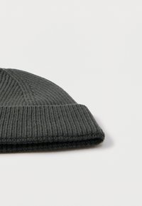 Gorro de punto acanalado gris con borde doblado. Textura suave y forma ajustada, ideal para usar en climas fríos.