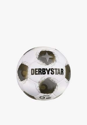 Balón de fútbol Derbystar blanco y dorado con patrones de estrellas y texto de marca en negro sobre un fondo blanco liso.
