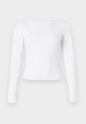 Weißes, langärmeliges, figurbetontes Oberteil mit weitem Bootsausschnitt und leicht gekürztem Saum, auf einfarbigem weißem Hintergrund präsentiert.