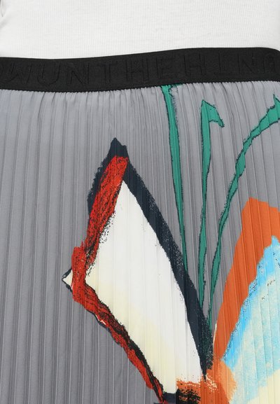 Fustă pliată din material gri cu o suprafață texturată. Prezintă un model floral în nuanțe de portocaliu, roșu și albastru, cu un brâu ajustat negru.