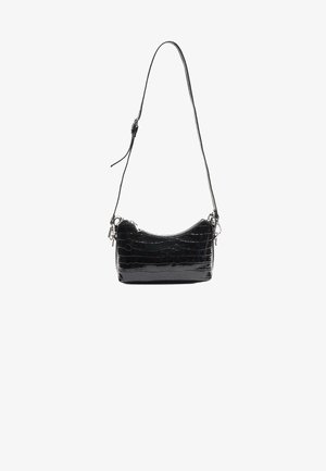 Sac à main noir en simili-crocodile avec une forme incurvée, doté d'une fermeture éclair et d'une bandoulière. Texture lisse et brillante.