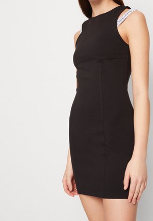 Schwarzes ärmelloses Kleid mit taillierter Passform, hoher Halslinie und Ausschnitten an den Schultern, aus einem glatten Stoff gefertigt.