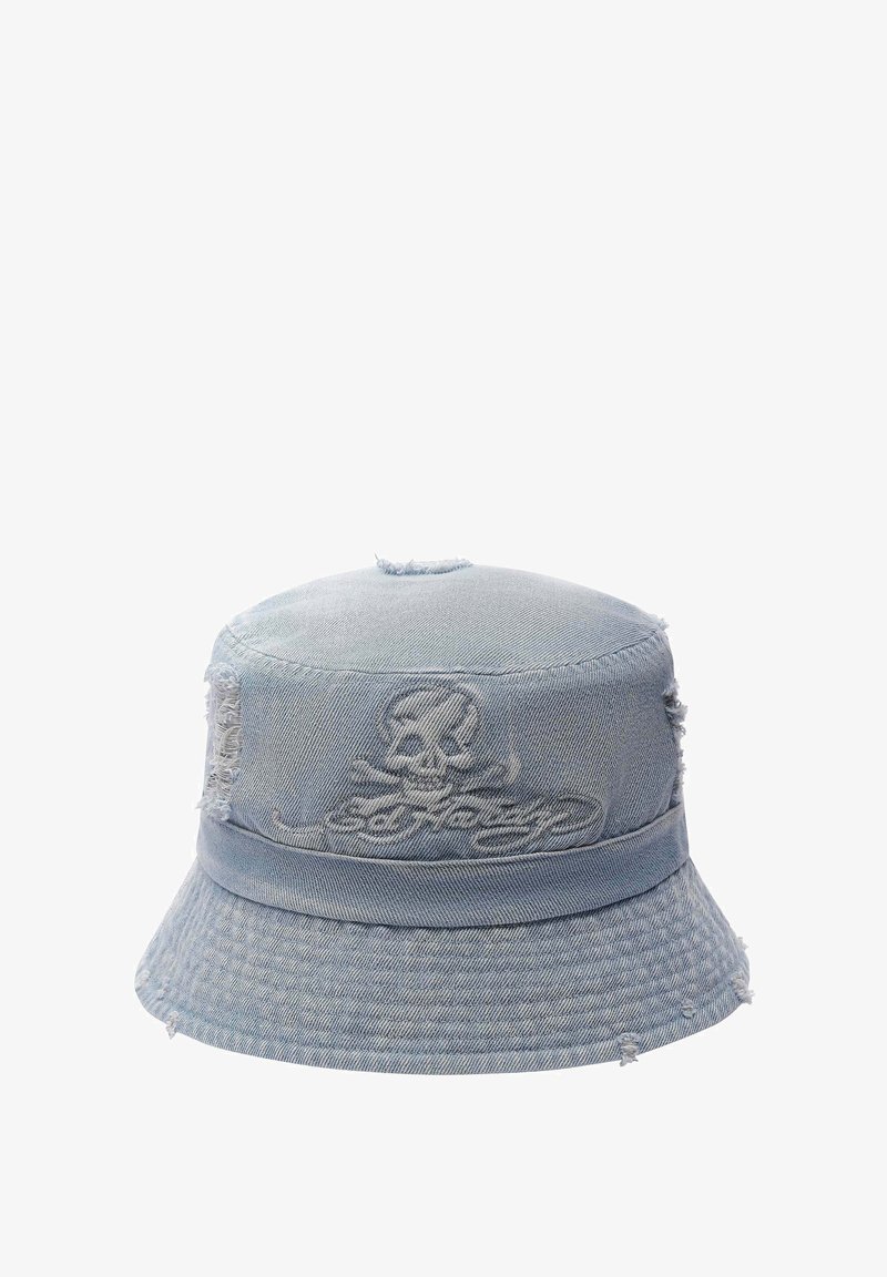 Jasnoniebieski kapelusz typu bucket z denimu, z postrzępionymi brzegami. Posiada haft czaszki oraz solidny pasek wokół podstawy. Teksturowany materiał.