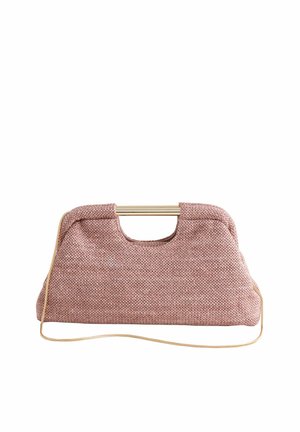 Pochette en tissu rose texturé avec une poignée en métal doré et une fine bandoulière chaîne dorée posée sous le sac.