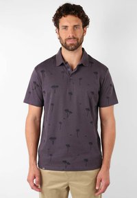 Polo shirt violet foncé avec un motif subtil de palmier, manches courtes et patte de boutonnage à trois boutons ; tissu lisse avec une coupe décontractée.