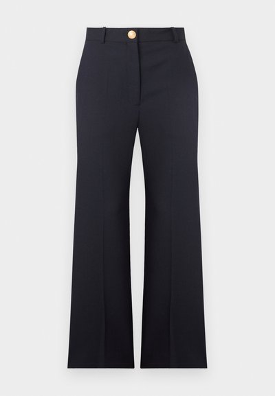 Pantalon noir taille haute, ajusté, avec fermeture devant par bouton et zip, passants pour ceinture, et jambes droites légèrement évasées.