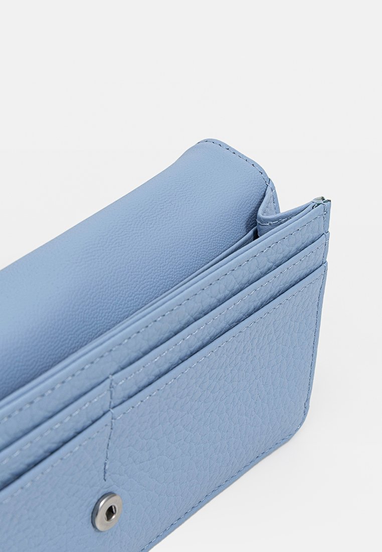 Hellblaue Lederbörse mit strukturiertem Finish, ausgestattet mit mehreren Kartenfächern und einem silbernen Druckknopfverschluss.