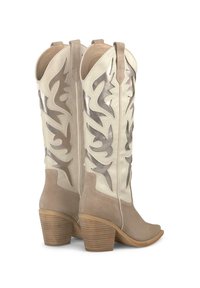 Westerse laarzen met een bovenwerk van wit leer met uitgesneden ontwerpen en metalen accenten, een beige suede onderkant en blokhakken van houtlook.