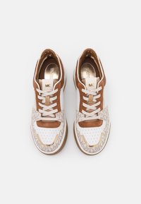 Sneakers in pelle con una base bianca e dettagli in suede marrone, particolari perforati, accessori in oro e un motivo testurizzato sui lati.
