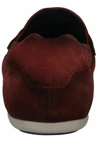 Červená semišová nazouvací bota s zakulacenou zadní částí, měkkou strukturou a bílou gumovou podrážkou. Žádné viditelné doplňky ani vzory. Jednoduchý design.