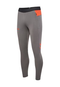Grijze sportlegging met zwarte tailleband en oranje accenten, voorzien van een klein ritsvakje en zijwaartse chevron-details.