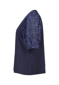 Marineblauw t-shirt met geborduurd paars bloemenpatroon op de mouwen. Zacht materiaal met een relaxte pasvorm en een rechte zoom.