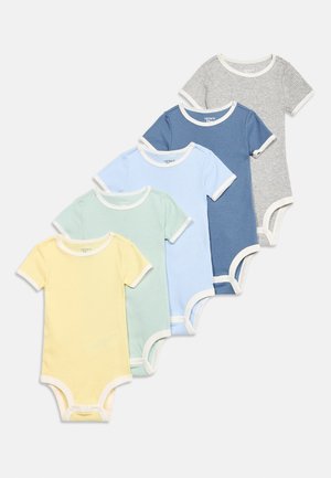 Cinq bodys bébés à manches courtes en jaune, vert menthe, bleu clair, bleu marine et gris avec des bordures blanches, disposés en ligne diagonale.