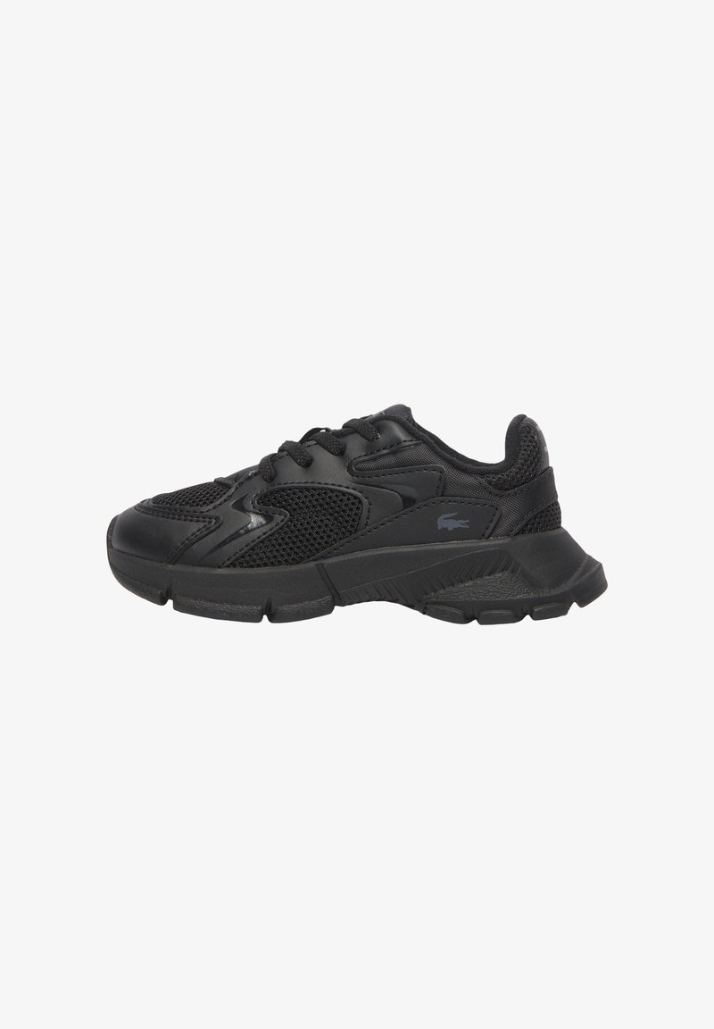 Zapatilla deportiva negra con parte superior de malla y sintético, diseño con cordones, collar acolchado y suela de goma texturizada con un patrón de banda de rodadura llamativo.