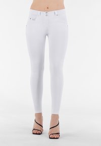 Weiße, enganliegende Jeans aus dehnbarem Stoff mit zwei Fronttaschen, doppeltem Knopfverschluss und minimalen silbernen Hardware-Akzenten.