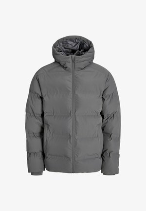 Grå pufferjacka med dragkedja framtill, huva och elastiska ärmmuddar. Har en kviltad design med synliga sömmar och en slät yta.