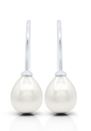 Paire de boucles d'oreilles en forme de goutte avec des perles blanches et des crochets en argent poli sur un fond blanc.