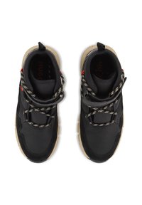 Scarpe alte nere con superficie liscia, suole beige e lacci a fantasia nera e bianca. Presentano un collare imbottito e dettagli rossi.