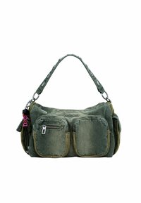 Sac à main en toile verte avec une bandoulière, plusieurs poches avant, des garnitures en argent et une finition texturée. Présente un logo de marque bien visible.