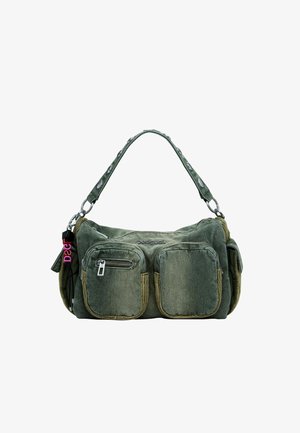 Geantă de pânză verde cu un curea de umăr, mai multe buzunare frontale, accesorii argintii și o textură finisată. Prezintă un logo al brandului proeminent.