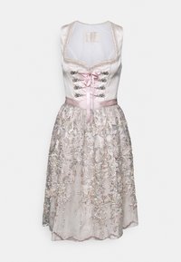 Robe dirndl allemande rose clair avec un corsage ajusté, des lacets en satin et des détails floraux brodés sur la jupe. Ourlet festonné.