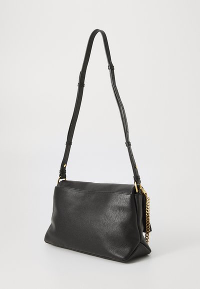 Borsa a spalla nera in pelle con una finitura testurizzata, forma rettangolare, tracolla regolabile e dettagli in hardware dorato con catena.