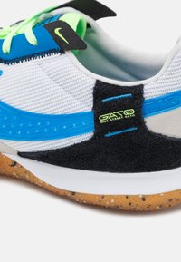 Nike Performance STREETGATO - Sapatilha de treino - white/light photo blue/black/lime glow