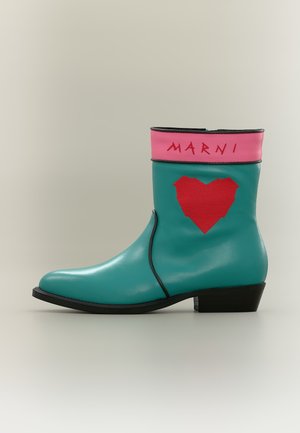 Stivaletto alla caviglia turchese con un cuore rosso sul lato e un polsino rosa con la scritta rossa "Marni", con un tacco basso nero.