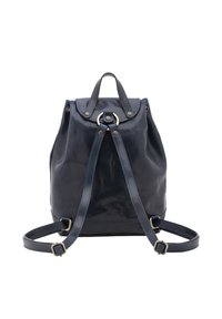 Zaino in pelle blu navy con parte superiore arrotondata, chiusura con cordoncino, pattina frontale e spallacci regolabili. Accenti in metallo tono oro.
