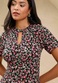 Lipsy PETITE FIT - PRINTED SHORT SLEEVE KEYHOLE  MIDI - Trikoomekko - pink ditsy