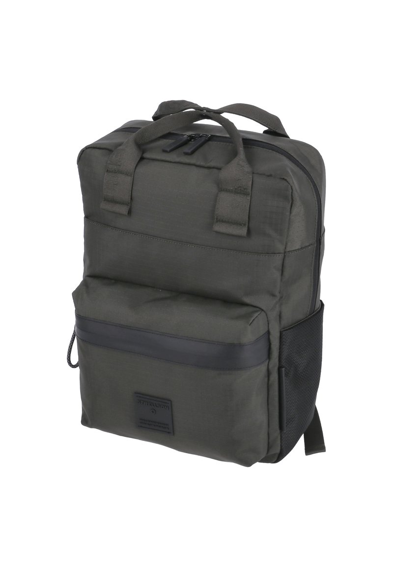 Sac à dos rectangulaire gris foncé avec une poche zippée à l'avant, deux poignées supérieures, une poche en mesh sur le côté et des tirettes de fermeture éclair noires.
