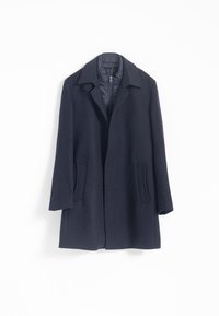 Abrigo de mezcla de lana en color navy, con cuello de pico, dos bolsillos laterales y forro interior extraíble para mayor calor. Líneas limpias y corte entallado.