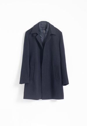 Abrigo de mezcla de lana en color navy, con cuello de pico, dos bolsillos laterales y forro interior extraíble para mayor calor. Líneas limpias y corte entallado.