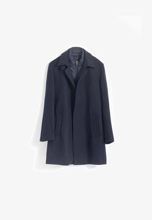 Abrigo de mezcla de lana en color navy, con cuello de pico, dos bolsillos laterales y forro interior extraíble para mayor calor. Líneas limpias y corte entallado.