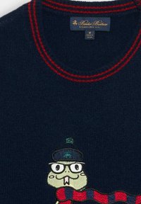 Maglione blu navy con colletto a righe rosse e bianche; presenta un ricamo di un rospo cartoon con occhiali, berretto e sciarpa a righe.