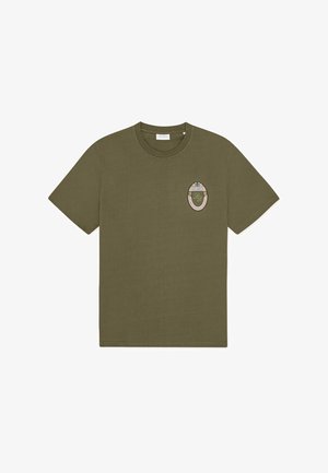 Bawełniany T-shirt w oliwkowej zieleni z krótkimi rękawami, okrągłym dekoltem oraz małym, owalnym logo na lewej piersi z kwiatowymi akcentami.