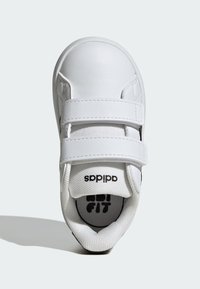 Bijela dječja tenisica s dvije trakice na čičak, gornjište od glatke sintetičke kože, podstava od teksturirane mrežice i tiskani logo na ulošku.