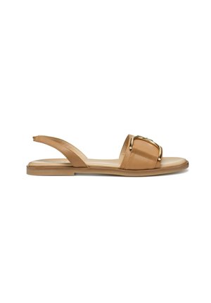 Tan læder slingback sandal med en bred rem og detaljer i guld hardware. Flad sål med en glat tekstur, designet til komfort og nemt slid.
