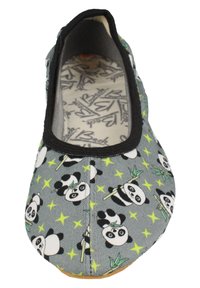 Grauer Stoff mit schwarzer Borte, der ein Panda-Muster und neon grüne Sterne aufweist. Das Innenfutter hat ein Blättermuster auf einem hellen Hintergrund.