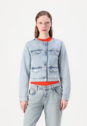 Lyseblå denimjakke med lange ermer, frontlommer og rund krage. Har knappestolpe og subtil logo-brodering.