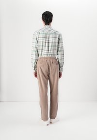 Tommy Jeans ISAAC - Trousers - coastal taupe