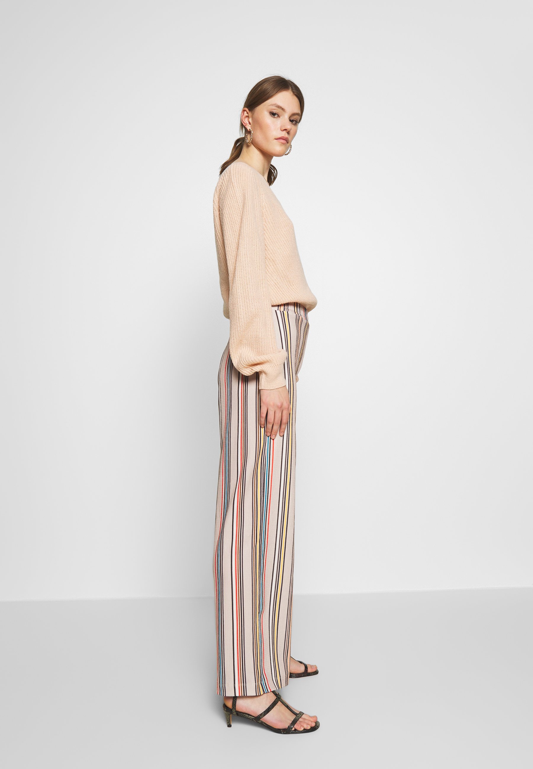 EDITED CYRA TROUSERS Bukse beigerotblau Zalando.no EDITED JAZMIN LONGSLEEVE - Topper langermet - rot/beige/blau